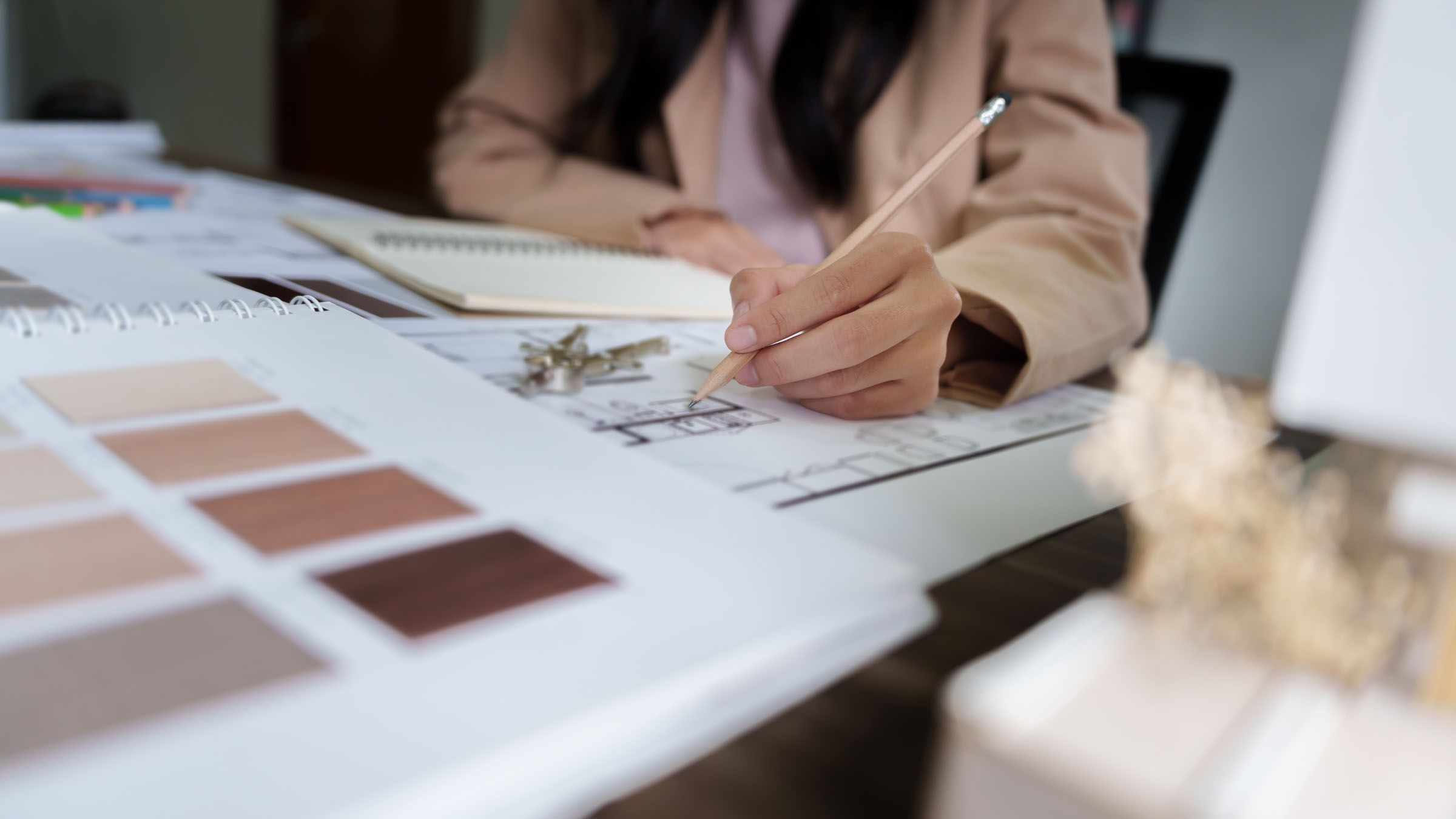 Eine Frau arbeitet mit einem Bleistift an einem Projekt.