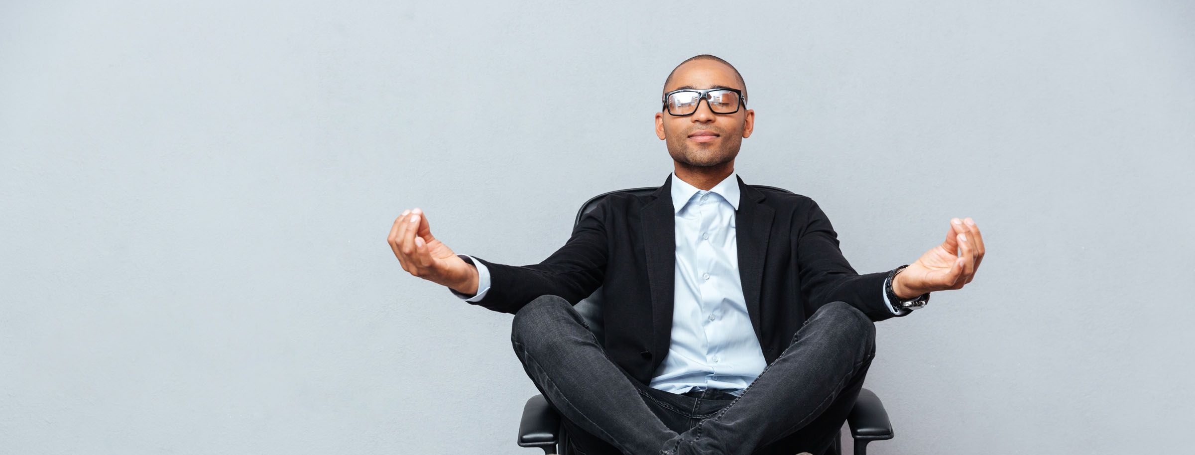 Ein Mann sitzt auf einem Bürostuhl