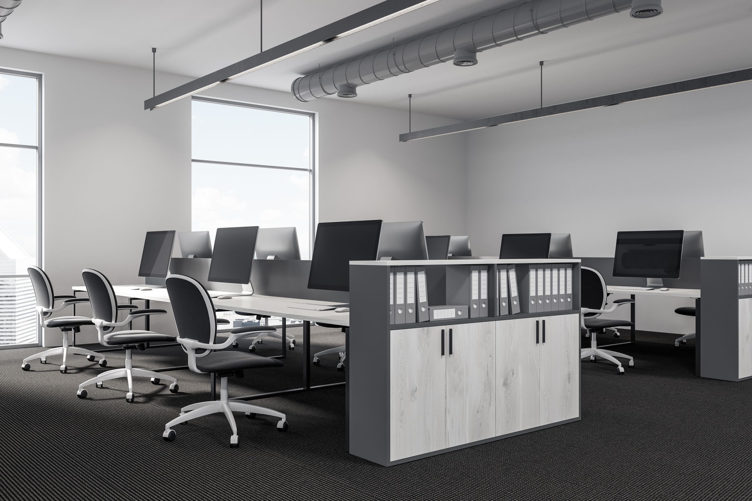 Bürostühle in einem Office mit mehreren Arbeitsplätzen