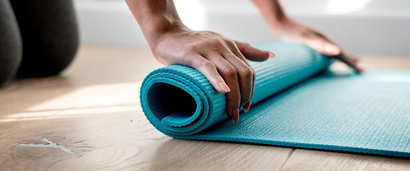 Yoga Matte wird ausgerollt