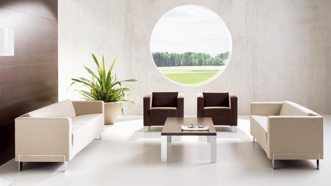 Produktreihe - Studio - Ein Design-Highlight bilden die glänzend oder satiniert verchromten Metallfüße.