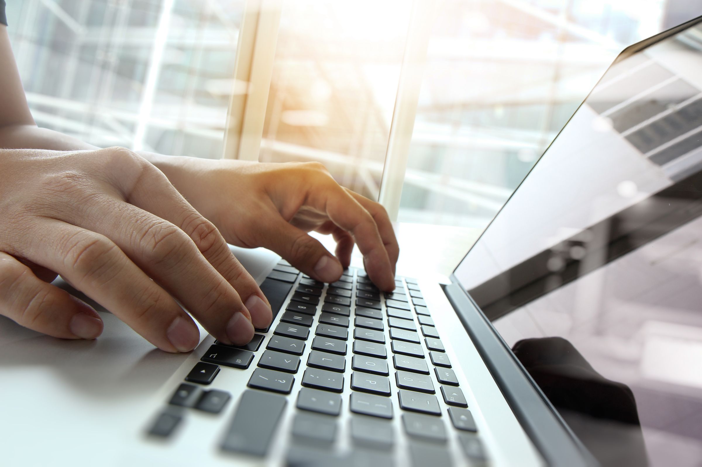 Eine Person tippt auf einem Laptop-Computer.