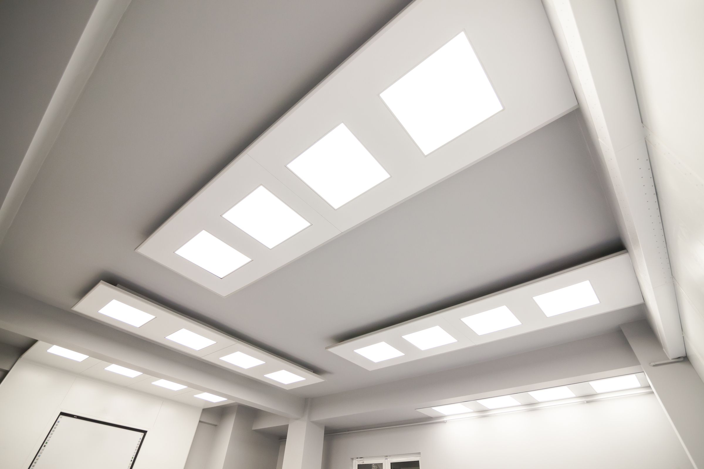 Moderne Beleuchtung an der Decke